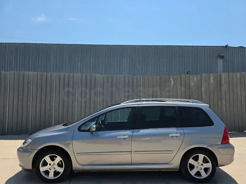 Usado Peugeot 307 110 CV (80 kW) 2004 Gris / plata Familiar