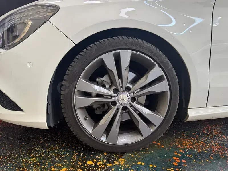 Usado Mercedes CLA200 Urban 136 CV (100 kW) 2016 Blanco Coupe