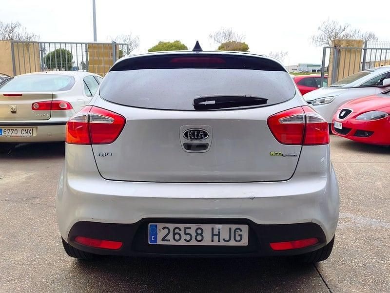 Usado Kia Rio 109 CV (80 kW) 2012 Gris / plata Berlina