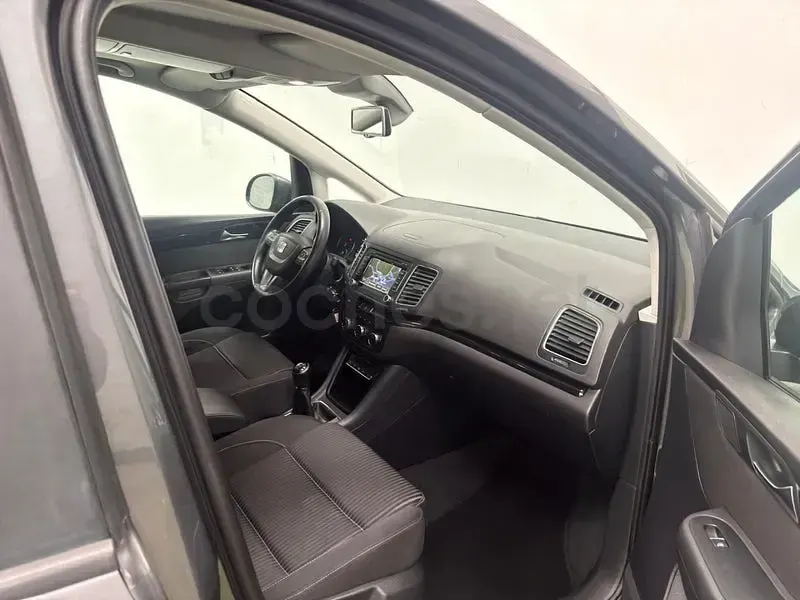 Usado Seat Alhambra Reference 150 CV (110 kW) 2013 Gris / plata Monovolumen