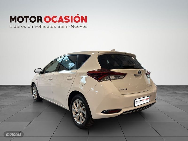 Usado Toyota Auris Hybrid Active 140 CV (102 kW) 2018 Blanco