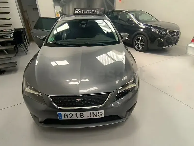 Usado Seat Leon Ecomotive 110 CV (80 kW) 2016 Gris / plata Familiar