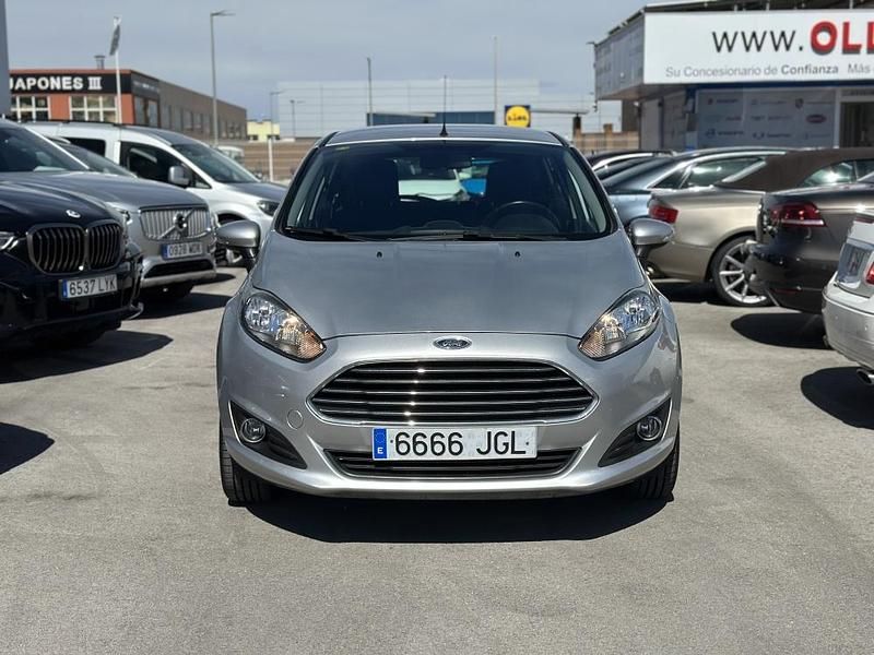 Usado Ford Fiesta Trend 82 CV (60 kW) 2015 Plata metalico Utilitario