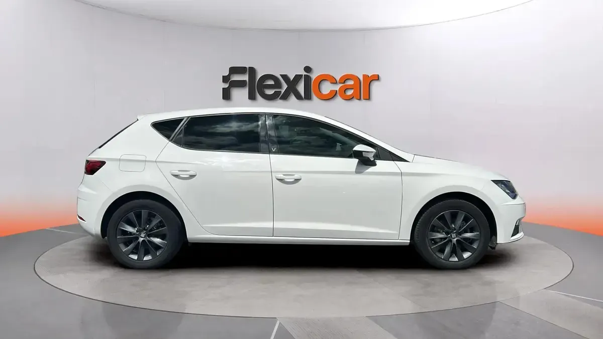 Usado Seat Leon Style 130 CV (95 kW) 2018 Blanco Berlina