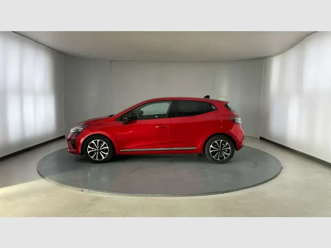 Usado Renault Clio Techno 91 CV (66 kW) 2024 Rojo Utilitario