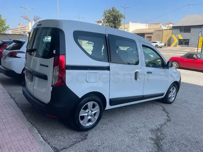 Usado Dacia Dokker Essentiel 95 CV (69 kW) 2019 Blanco Monovolumen