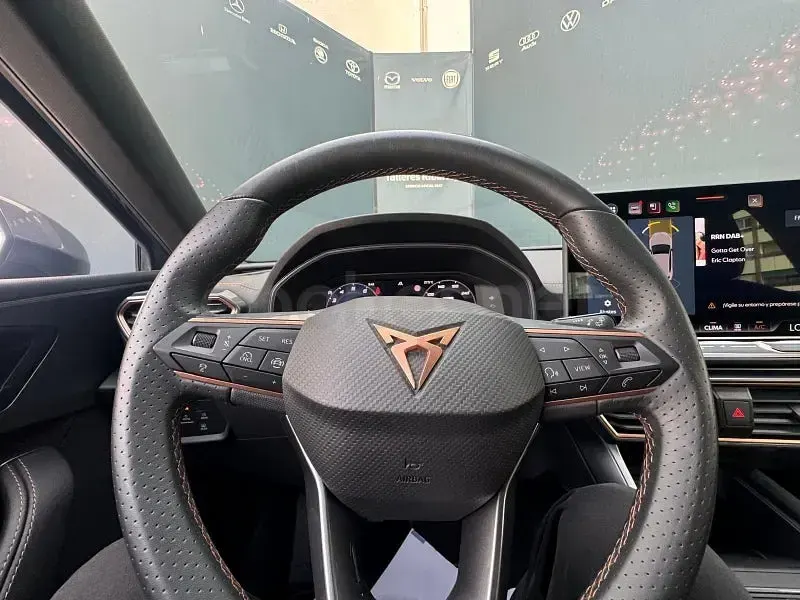 Usado Cupra Leon 150 CV (110 kW) 2025 Gris / plata Berlina