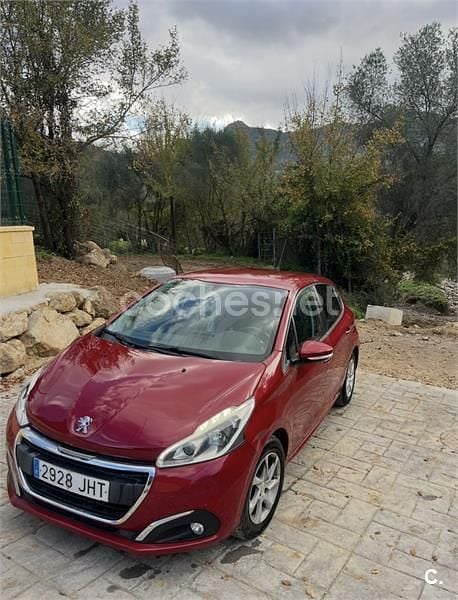 Usado Peugeot 208 Access 82 CV (60 kW) 2015 Rojo Utilitario