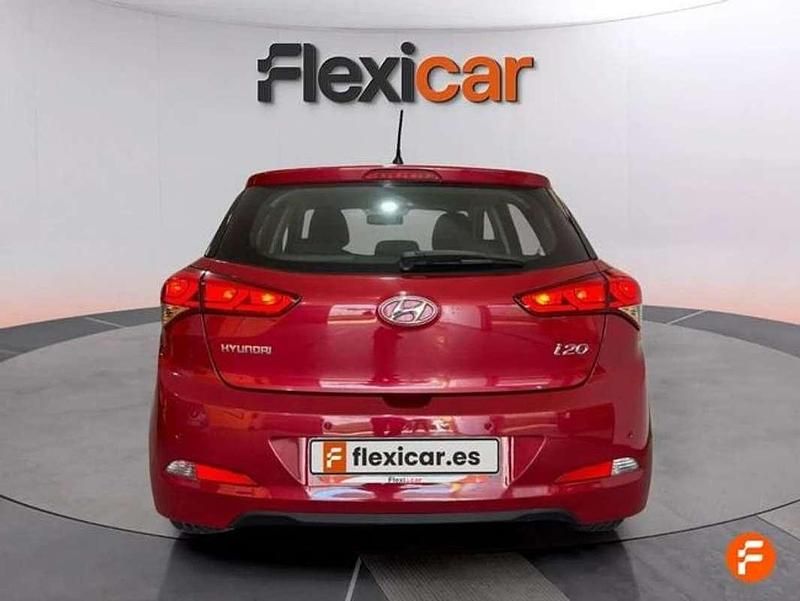 Usado Hyundai i20 84 CV (61 kW) 2017 Rojo Utilitario