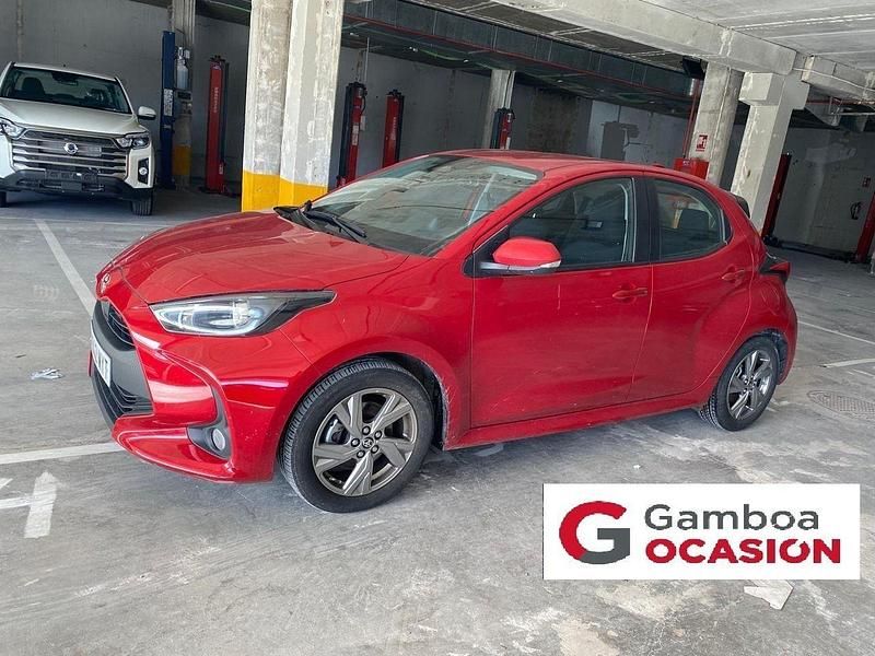 Usado Toyota Yaris Hybrid Active 116 CV (85 kW) 2025 Rojo Berlina