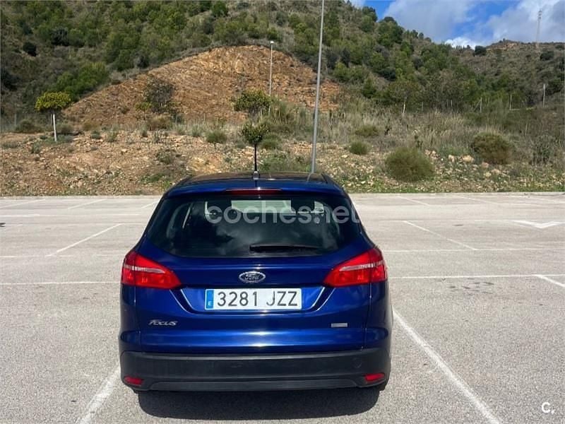 Usado Ford Focus Trend 125 CV (91 kW) 2017 Azul Familiar