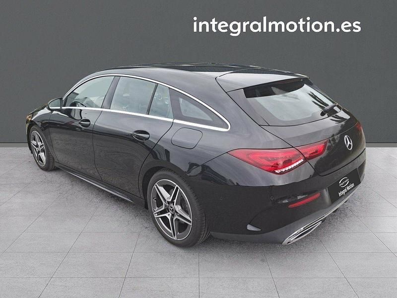 Usado Mercedes CLA200 Shooting Brake AMG 150 CV (110 kW) 2020 Negro Familiar