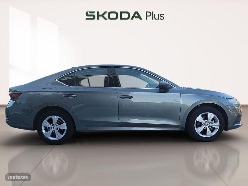 Usado Skoda Octavia Ambition 150 CV (110 kW) 2023 Gris / plata Berlina