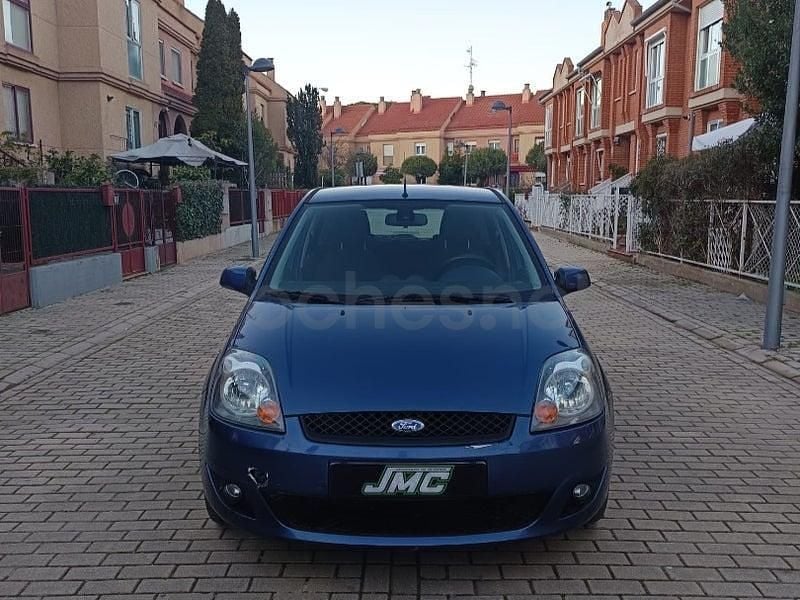 Usado Ford Fiesta Ambiente 68 CV (50 kW) 2007 Azul Utilitario