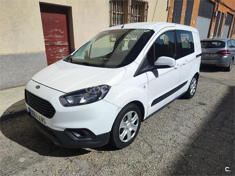 Usado Ford Tourneo Courier Trend 75 CV (55 kW) 2019 Blanco Monovolumen