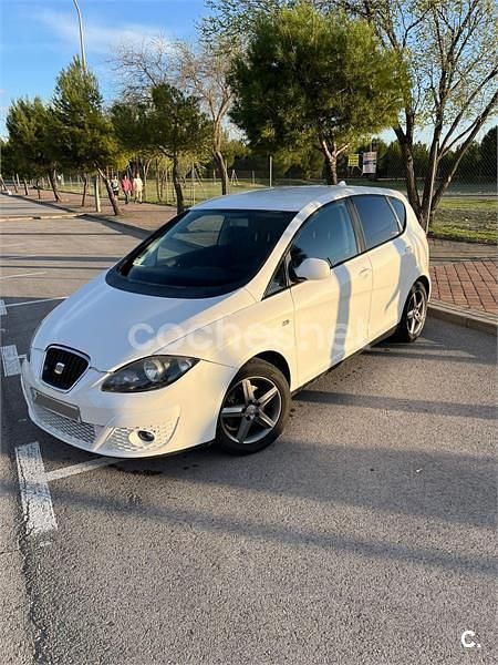 Usado Seat Leon ST Style 105 CV (77 kW) 2014 Blanco Familiar