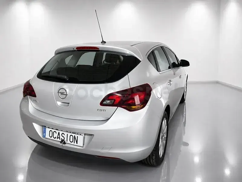 Usado Opel Astra Excellence 125 CV (91 kW) 2012 Gris / plata Berlina