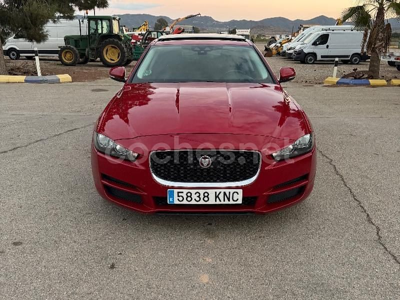 Usado Jaguar XE R-Sport 180 CV (132 kW) 2015 Granate Berlina