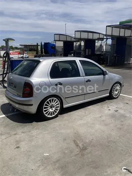 Usado Skoda Fabia Elegance 101 CV (74 kW) 2003 Gris / plata Berlina