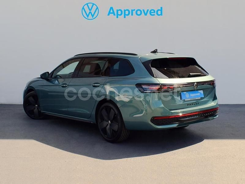 Usado VW Passat R-line 150 CV (110 kW) 2025 Verde Familiar