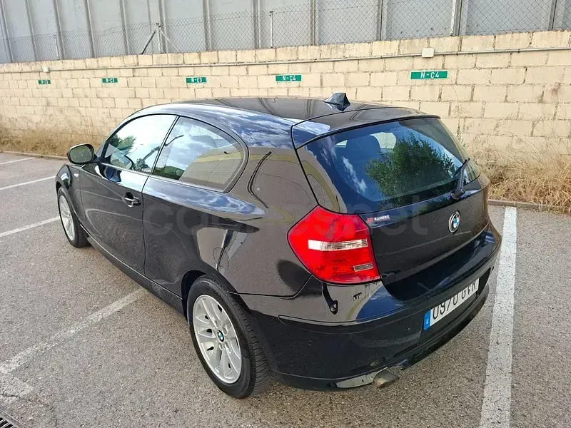 Usado BMW 118 143 CV (105 kW) 2010 Negro Utilitario