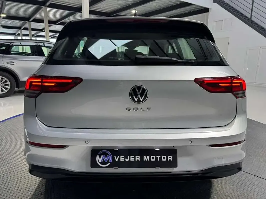 Usado VW Golf VIII Life 116 CV (85 kW) 2020 Gris Utilitario