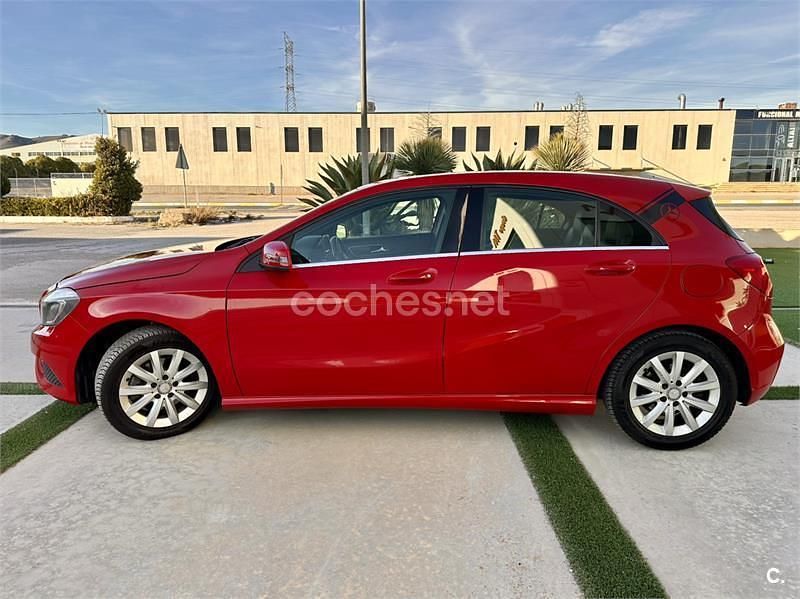 Usado Mercedes A180 Urban 122 CV (89 kW) 2014 Rojo Berlina