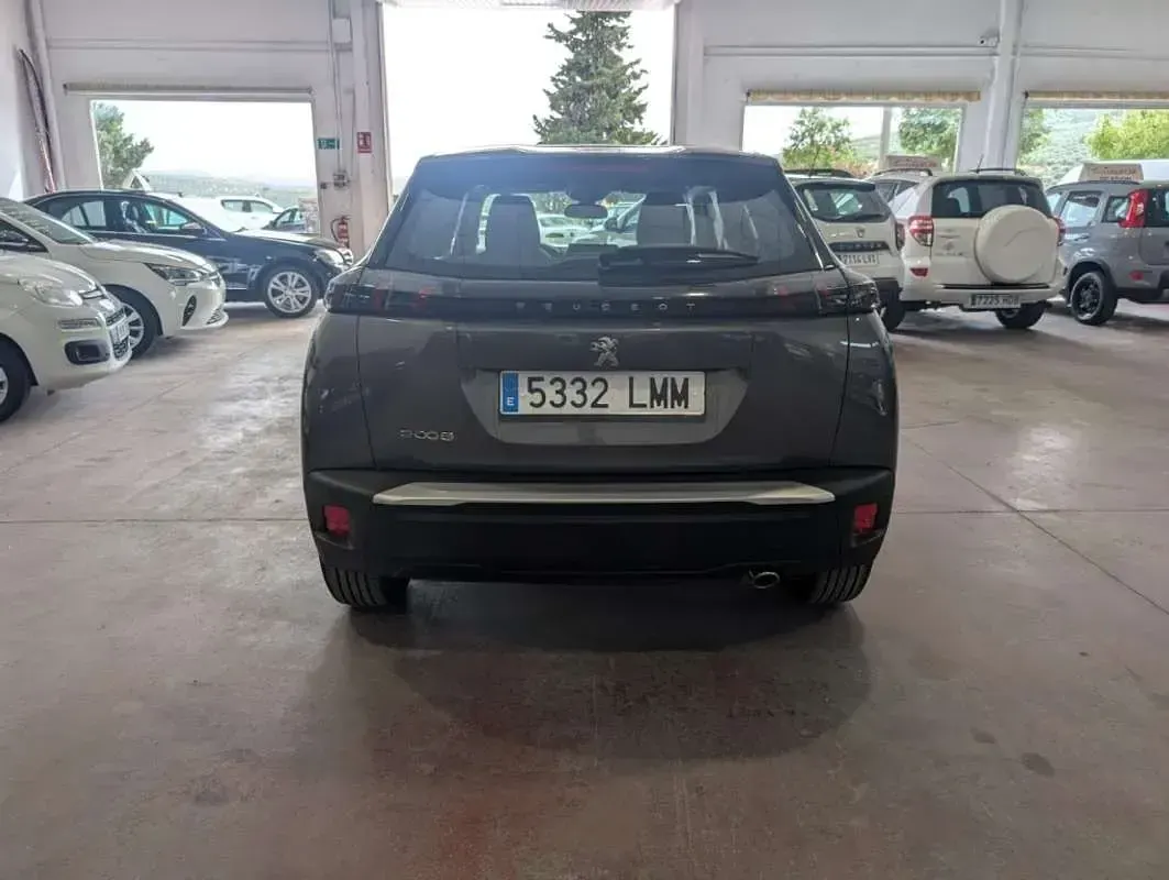 Usado Peugeot 2008 Active 110 CV (80 kW) 2021 Gris SUV