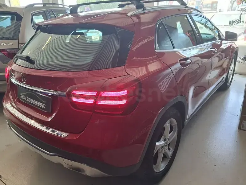 Usado Mercedes GLA180 122 CV (89 kW) 2019 Rojo SUV