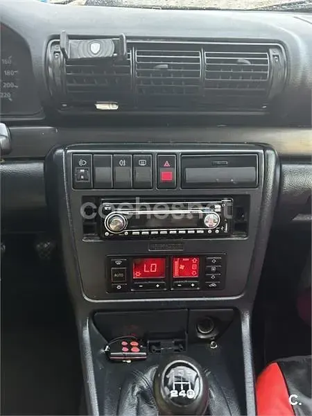 Usado Audi A4 110 CV (80 kW) 1998 Azul Berlina
