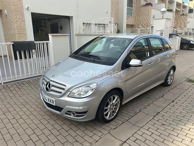 Usado Mercedes B180 116 CV (85 kW) 2010 Gris / plata Monovolumen