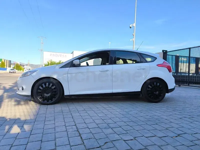 Usado Ford Focus 95 CV (69 kW) 2011 Blanco Berlina