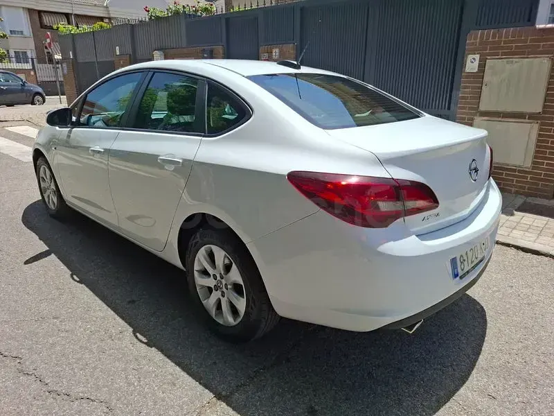 Usado Opel Astra Elegance 140 CV (102 kW) 2018 Blanco Berlina