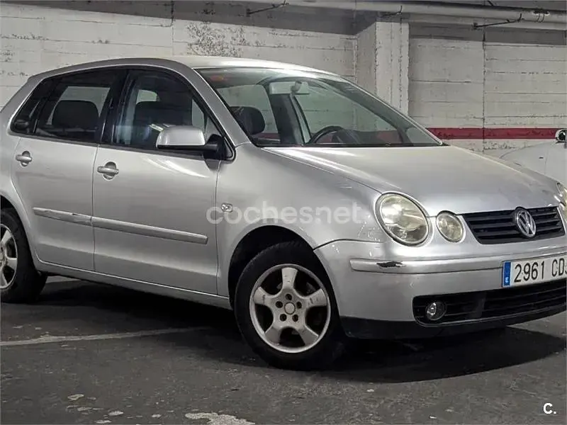 Usado VW Polo Trendline 75 CV (55 kW) 2003 Gris / plata Berlina