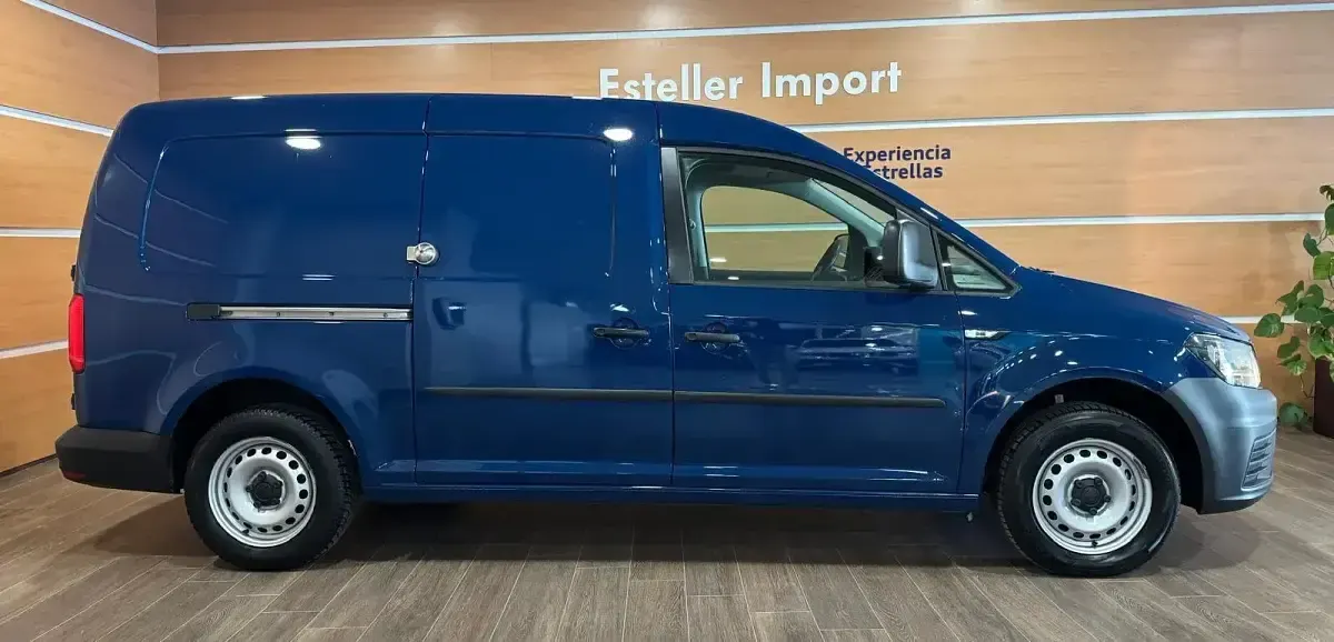 Usado VW Caddy Maxi 102 CV (75 kW) 2020 Azul Monovolumen