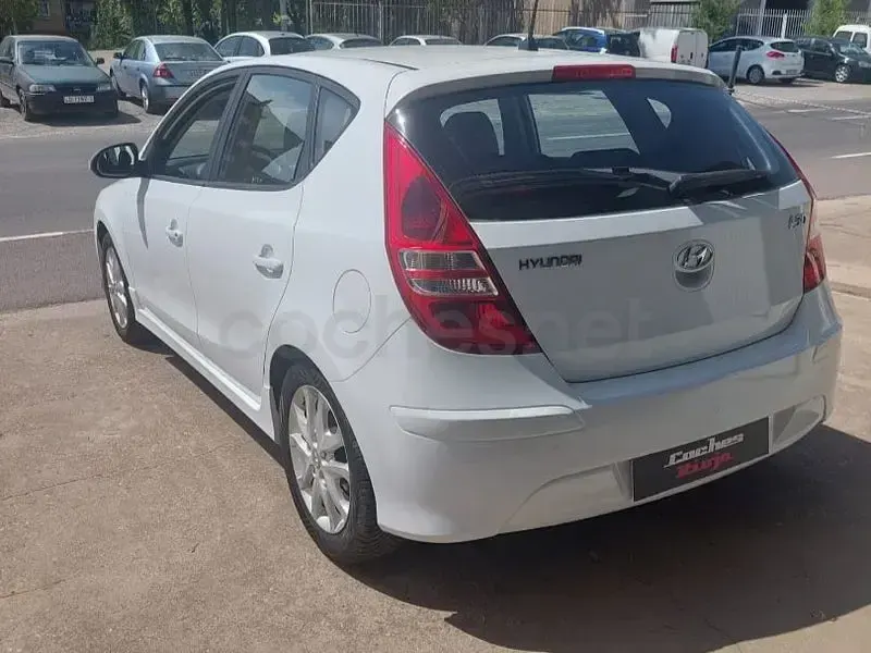 Usado Hyundai i30 GLS 126 CV (92 kW) 2011 Blanco Berlina