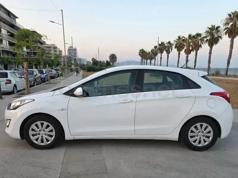 Usado Hyundai i30 90 CV (66 kW) 2017 Blanco Berlina