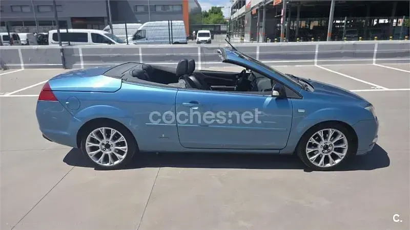 Usado Ford Focus Cabriolet Titanium 136 CV (100 kW) 2007 Azul Descapotable