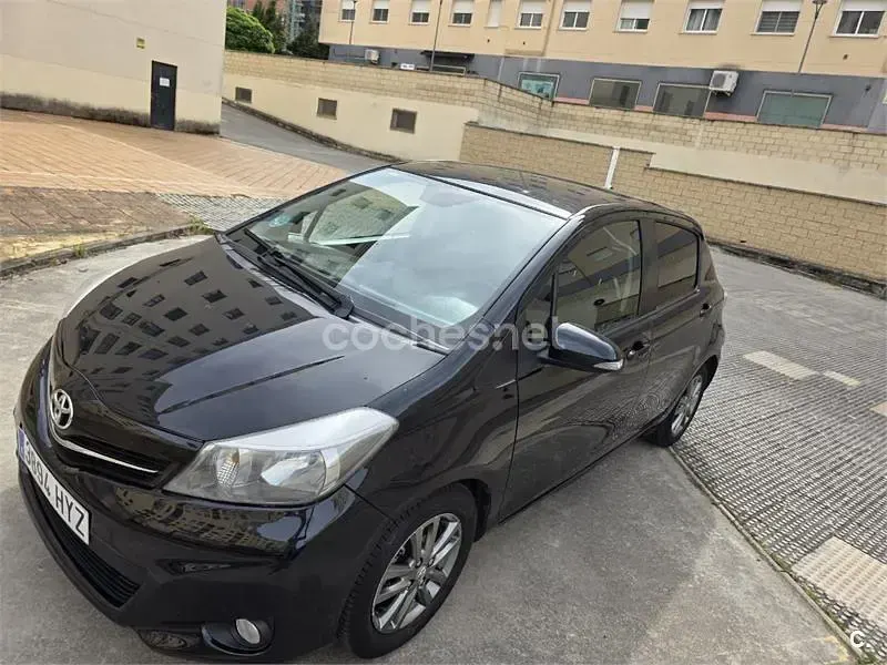 Usado Toyota Yaris Advance 99 CV (72 kW) 2014 Negro Utilitario
