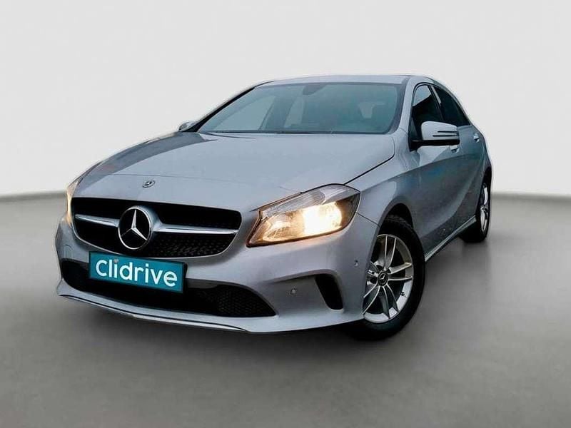 Usado Mercedes A180 136 CV (100 kW) 2018 Gris Utilitario