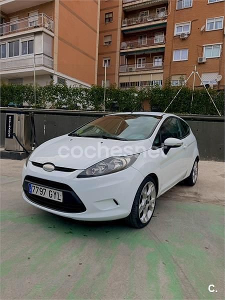 Usado Ford Fiesta Trend 68 CV (50 kW) 2010 Blanco Utilitario