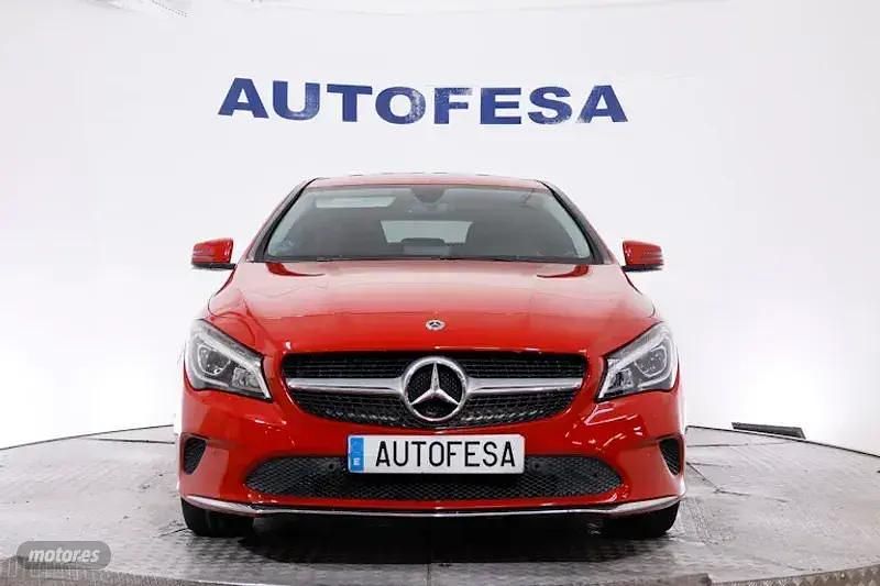 Usado Mercedes CLA200 Shooting Brake Urban 136 CV (100 kW) 2018 Rojo Familiar