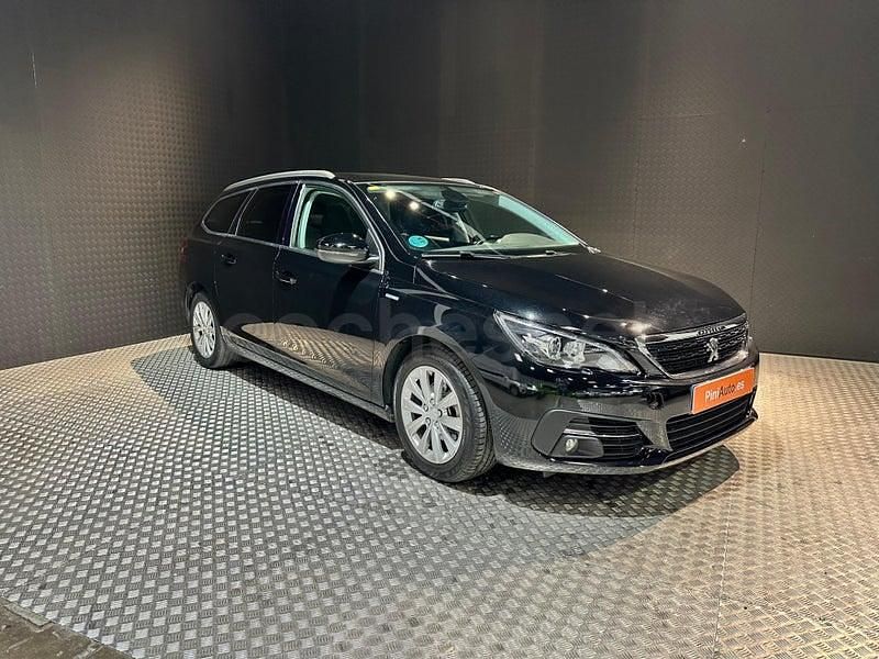 Usado Peugeot 308 Style 100 CV (73 kW) 2020 Negro Familiar