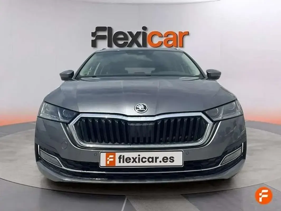 Käytetty Skoda Octavia Ambition 150 HP (110 kW) 2023 Harmaa Viistoperä