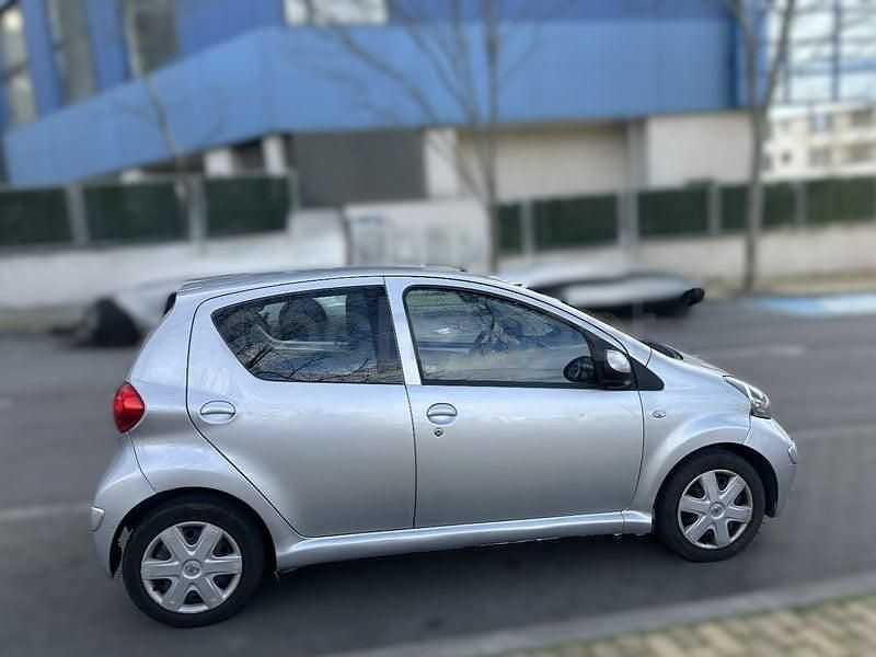 Usado Toyota Aygo 54 CV (39 kW) 2007 Gris / plata Utilitario
