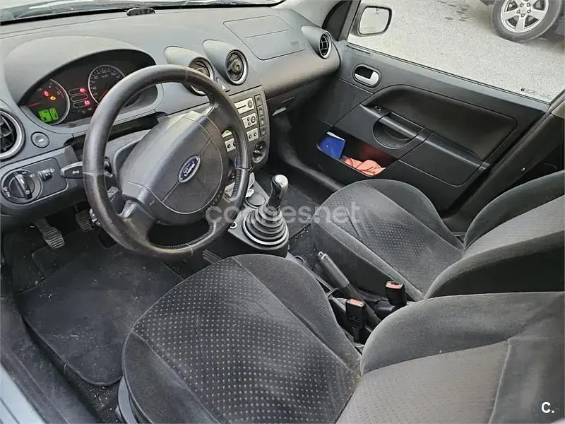 Usado Ford Fiesta Ambiente 68 CV (50 kW) 2004 Gris / plata Utilitario