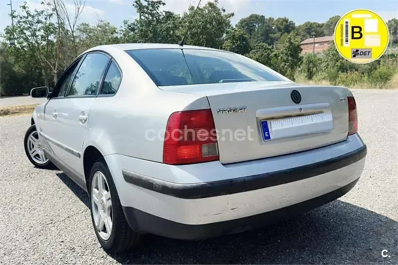 Usado VW Passat Highline 150 CV (110 kW) 2001 Gris / plata Berlina