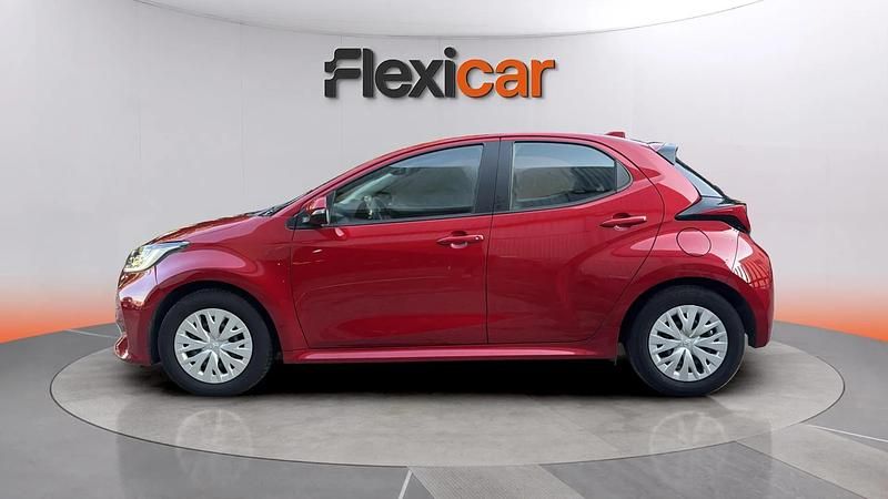 Usado Toyota Yaris Hybrid Active 116 CV (85 kW) 2023 Granate Berlina