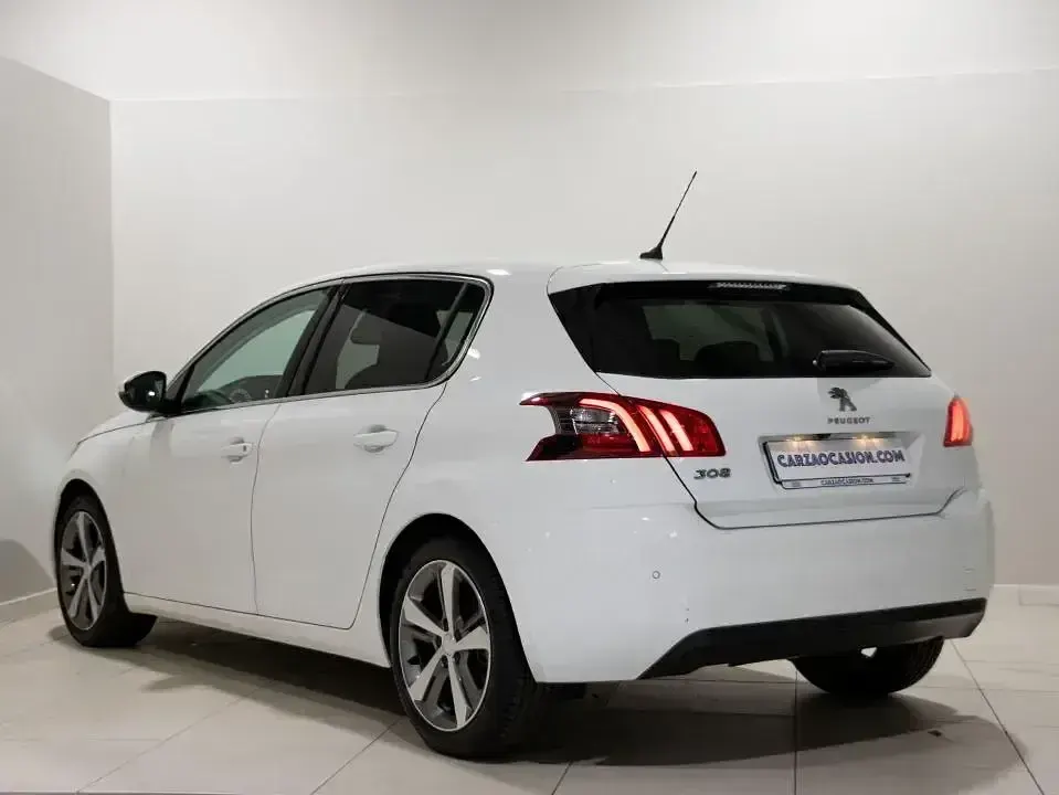 Usado Peugeot 308 Allure 110 CV (80 kW) 2019 Blanco Berlina