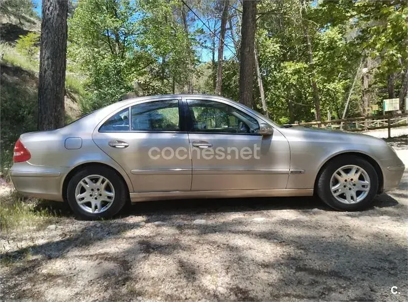 Usado Mercedes E240 Elegance 177 CV (130 kW) 2003 Beige Berlina
